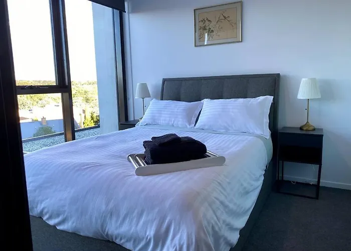 Central Canberra City Apartment With Study And Full Amenities Including Parking