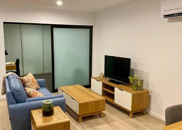 Central Canberra City Apartment With Study And Full Amenities Including Parking