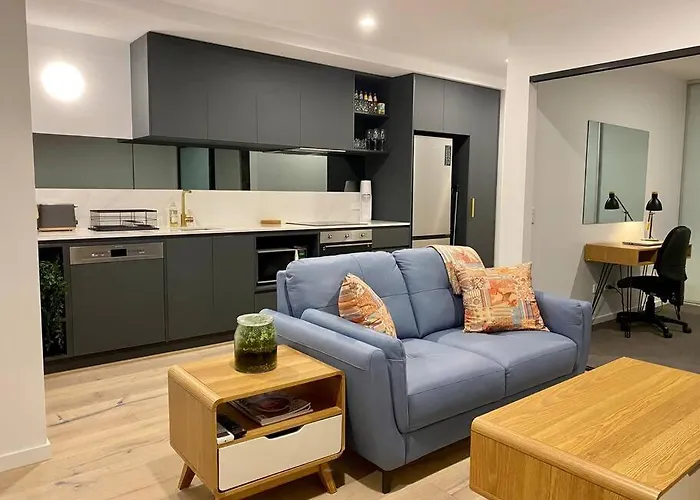 Central Canberra City Apartment With Study And Full Amenities Including Parking