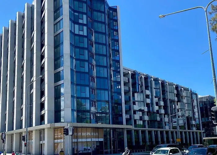 Central Canberra City Apartment With Study And Full Amenities Including Parking