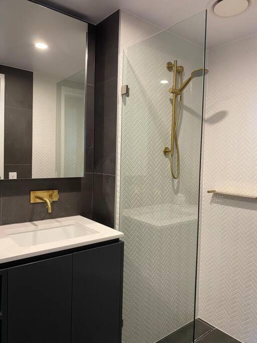 Apartment With Study And Full Amenities Including Parking